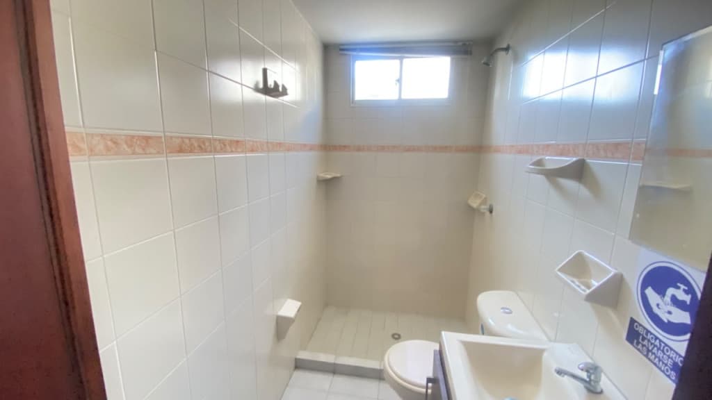 Imagen https://s3-us-west-2.amazonaws.com/pictures.domus.la/inmobiliaria_59/94869_17_1784836308.jpg